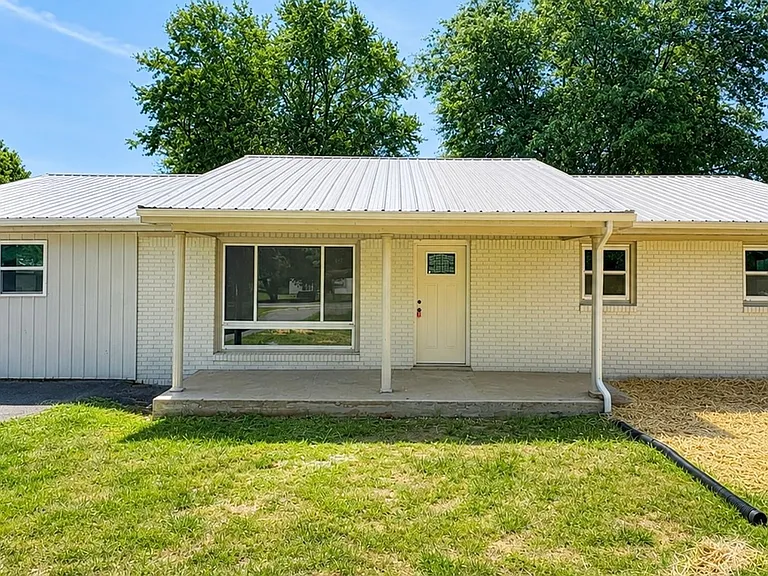 1004 N Dixie Hwy — Photo 1
