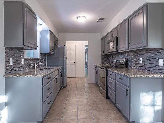 3rd image of 2836 Live Oak Dr