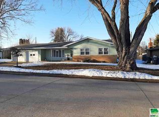 527 Evelyn Dr, Le Mars, IA 51031