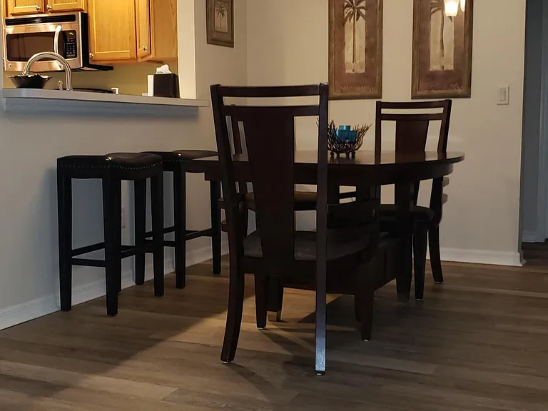 dining table extends to seat 6(6 chairs included)