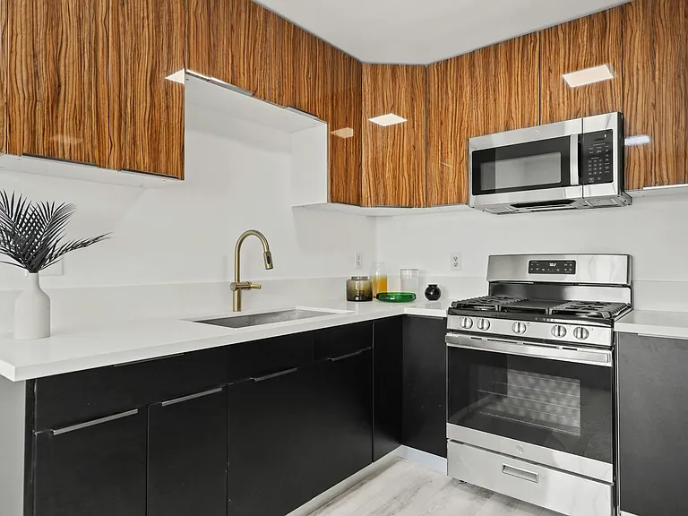 920 Everett St #5 — Photo 2