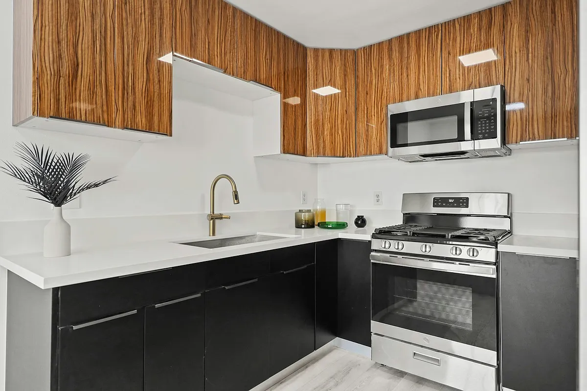 Building Photo - 920 Everett St #5
