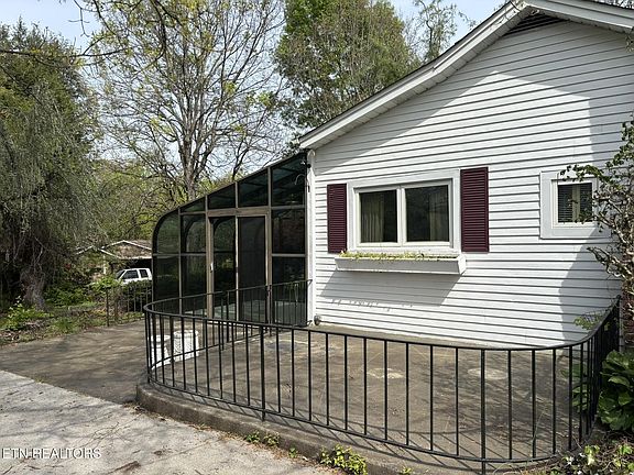 3rd image of 6117 Thorn Grove Pike