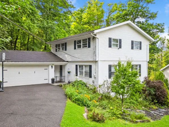 2212 Acorn Dr, Vestal, NY 13850