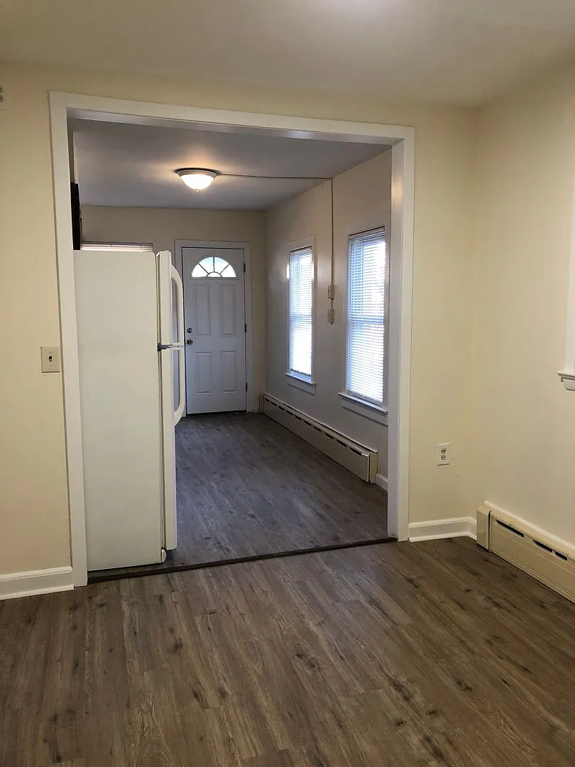 Great 3 Bedroom, 1 1/2 Bath Home! New Kitchen! Spacious Living Area! Fenced Yard! — Photo 3