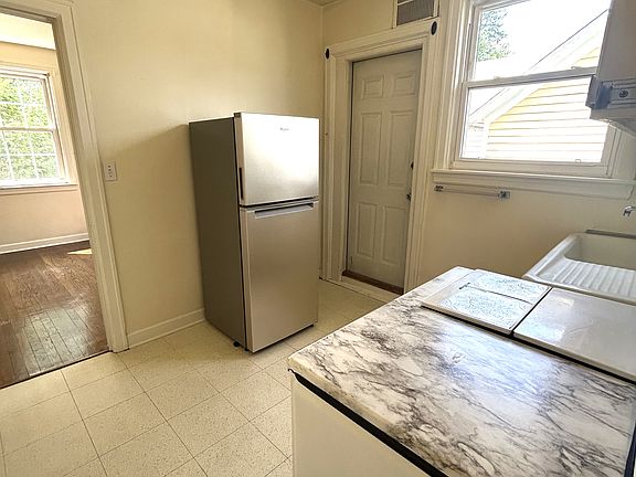 3rd image of 1762 W Morse Ave APT 2W