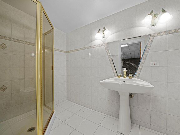 3rd image of 10940 W 143rd St