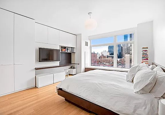 5th image of 400 E 67th St
