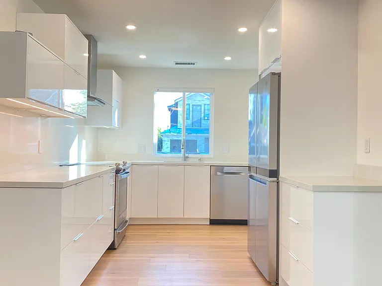 1376 Geneva Ave — Photo 6