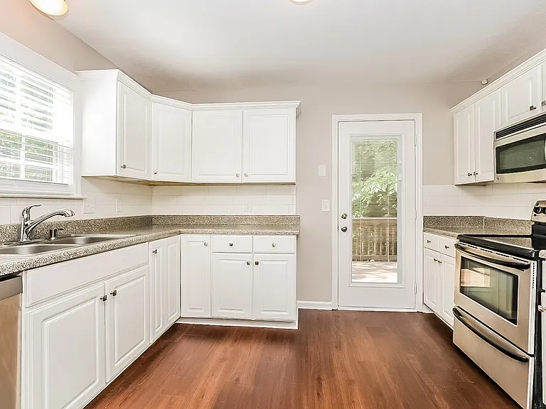 2720 Windcrest Trl — Photo 8