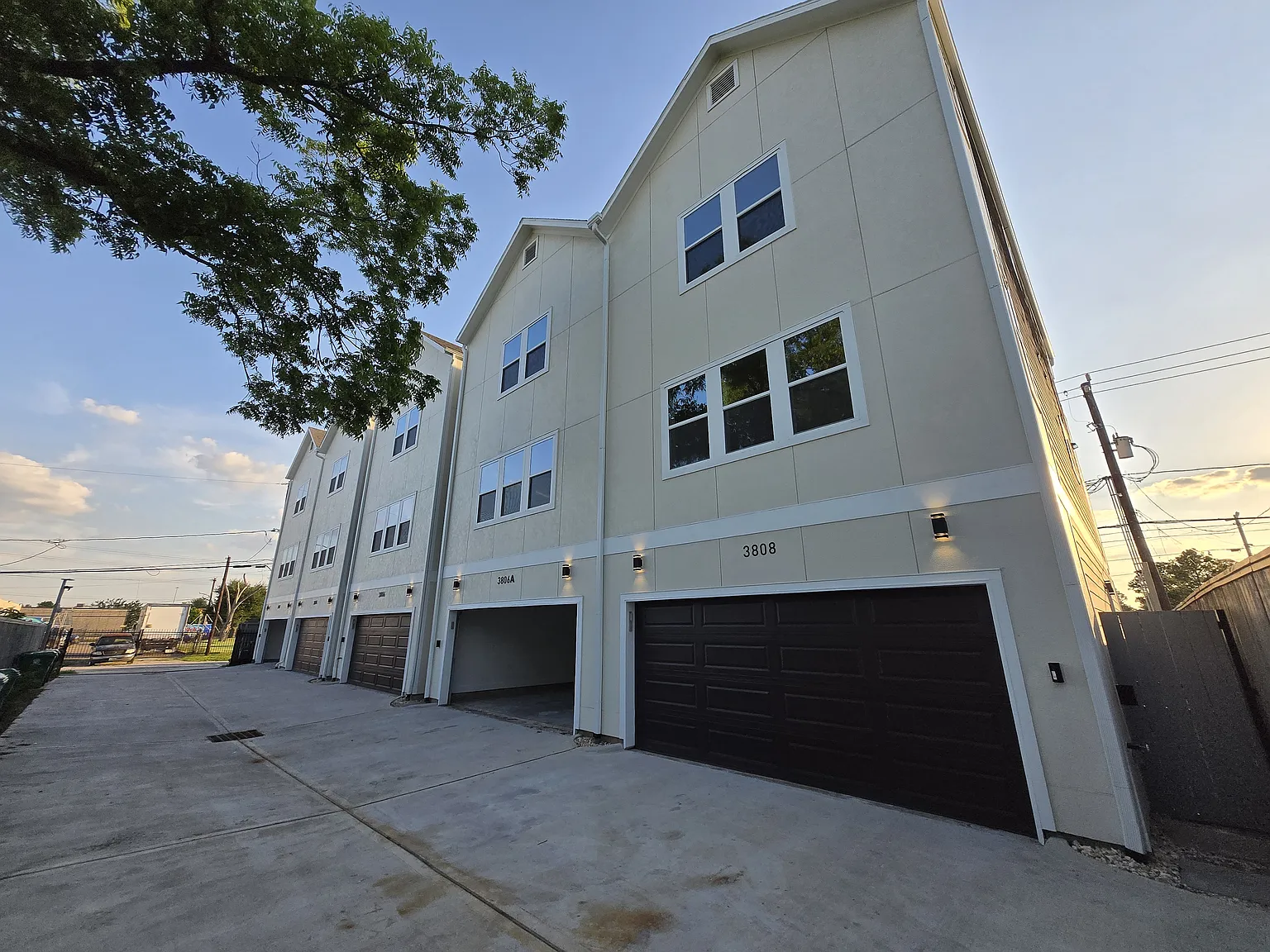 3 bed, 3.5 bath, 2024 sqft, $2,650 — Photo 1