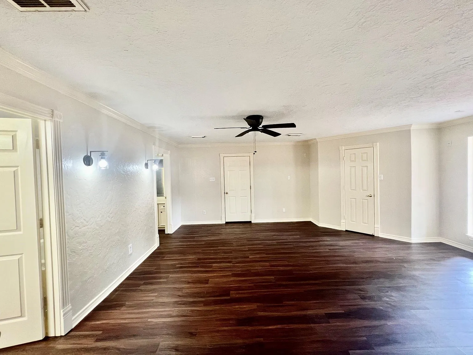 3 bed, 2.0 bath, 2154 sqft, $4,000 — Photo 2