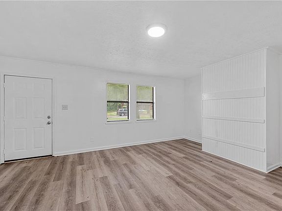 3rd image of 200 Tanglewood Dr #B