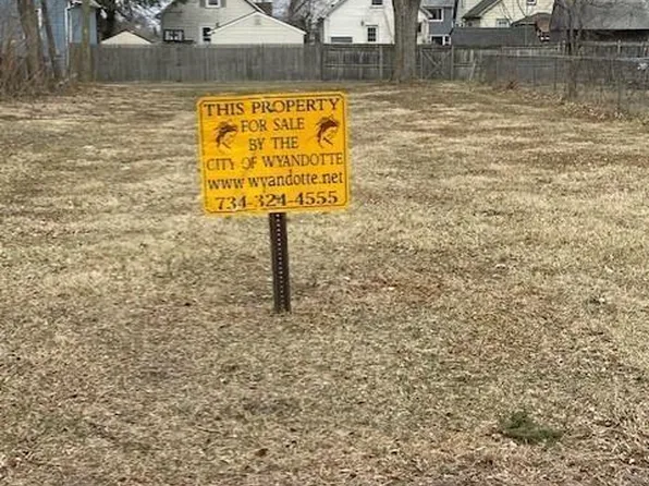 218 Clinton St, Wyandotte, MI 48192