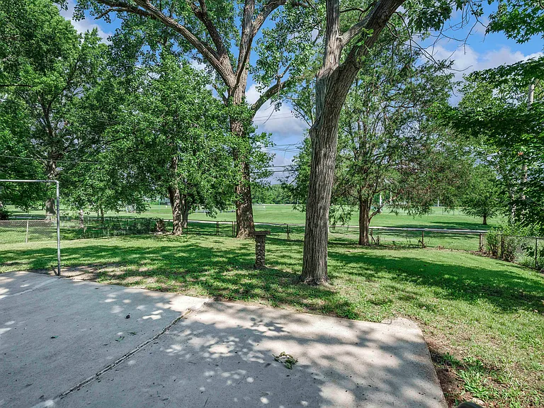 1016 Forestwood Dr — Photo 15