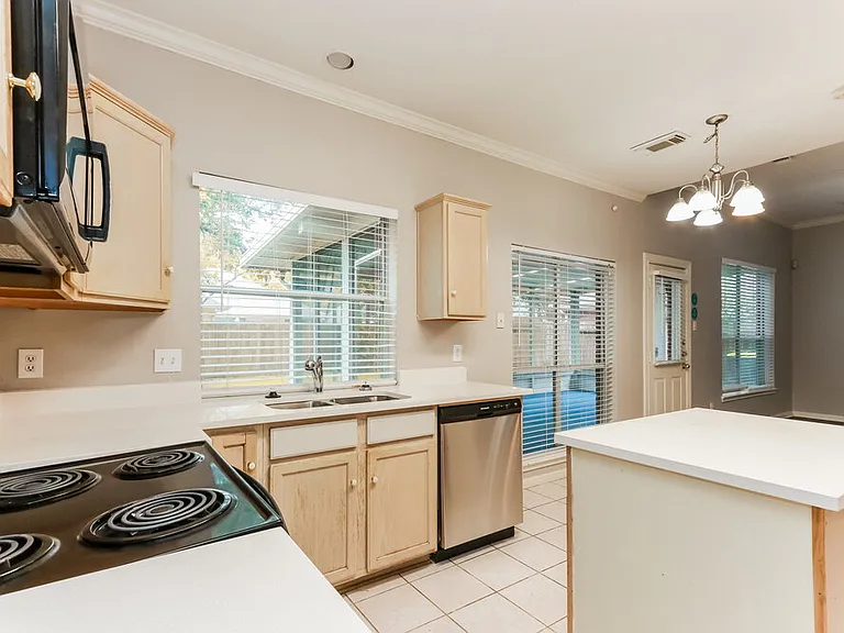 18622 Sandelford Dr — Photo 7