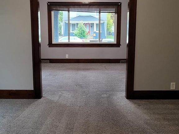 3rd image of 737 Crescent St NE