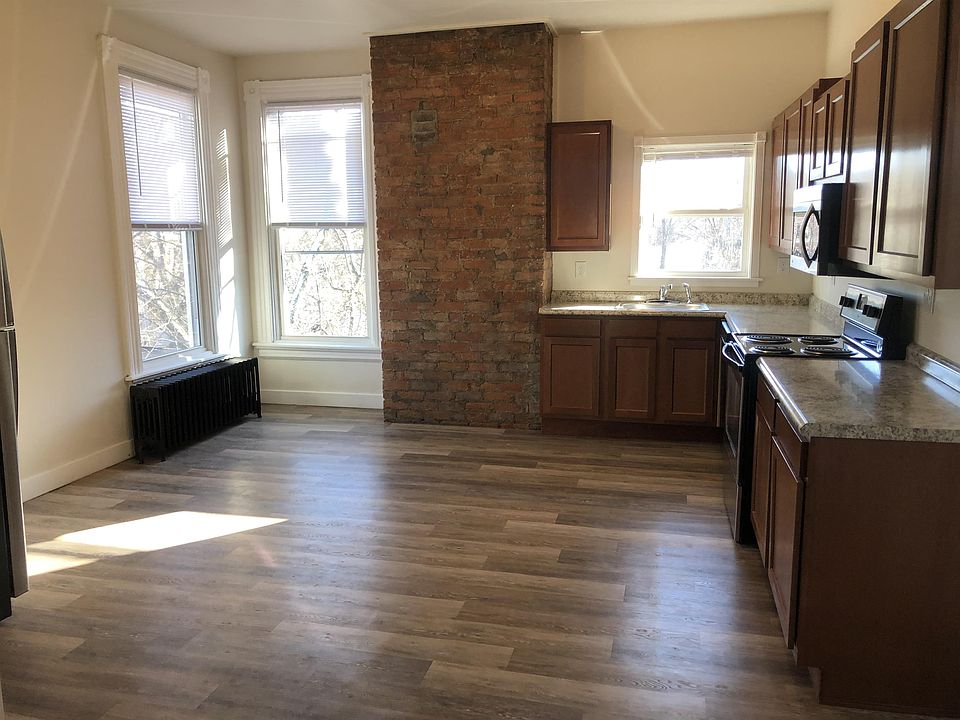 Extra Large eat in kitchen with deck off it