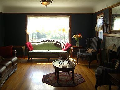 Formal Living room w/gas fireplace