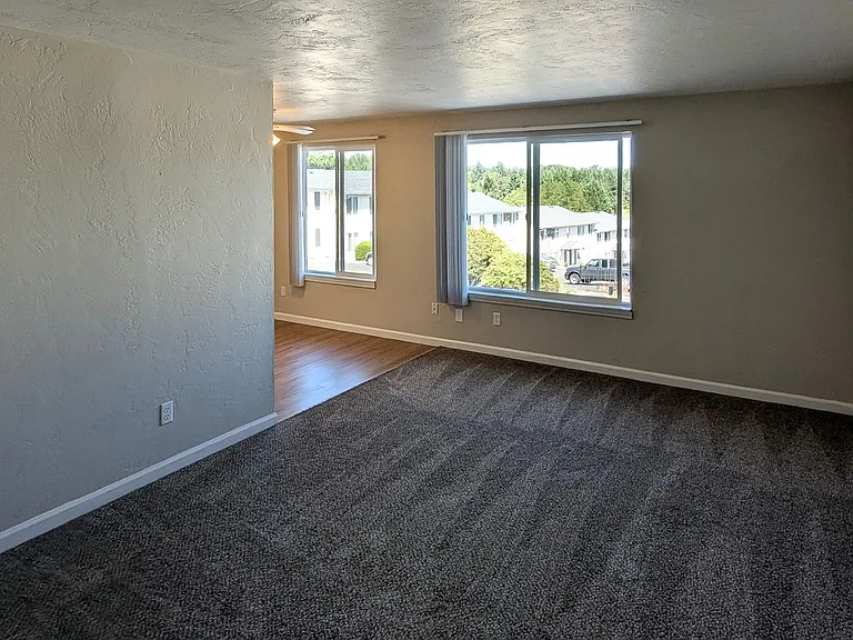 Apartment in West Salem near banks, shopping areas, bus lines, and downtown! ~ Colonial — Photo 9