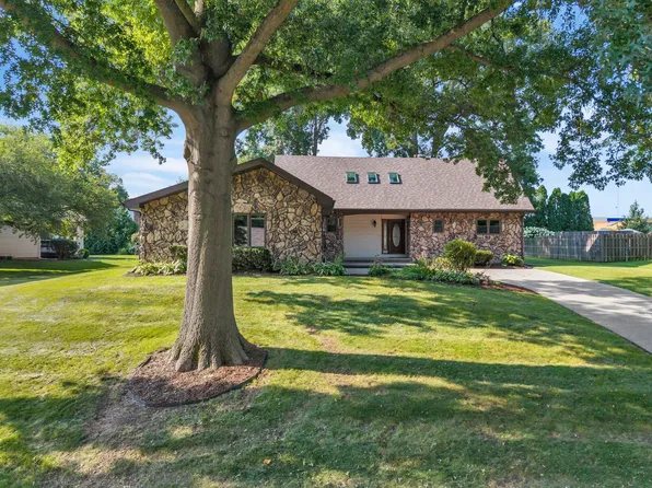 3130 Quail Ridge Rd, Bettendorf, IA 52722
