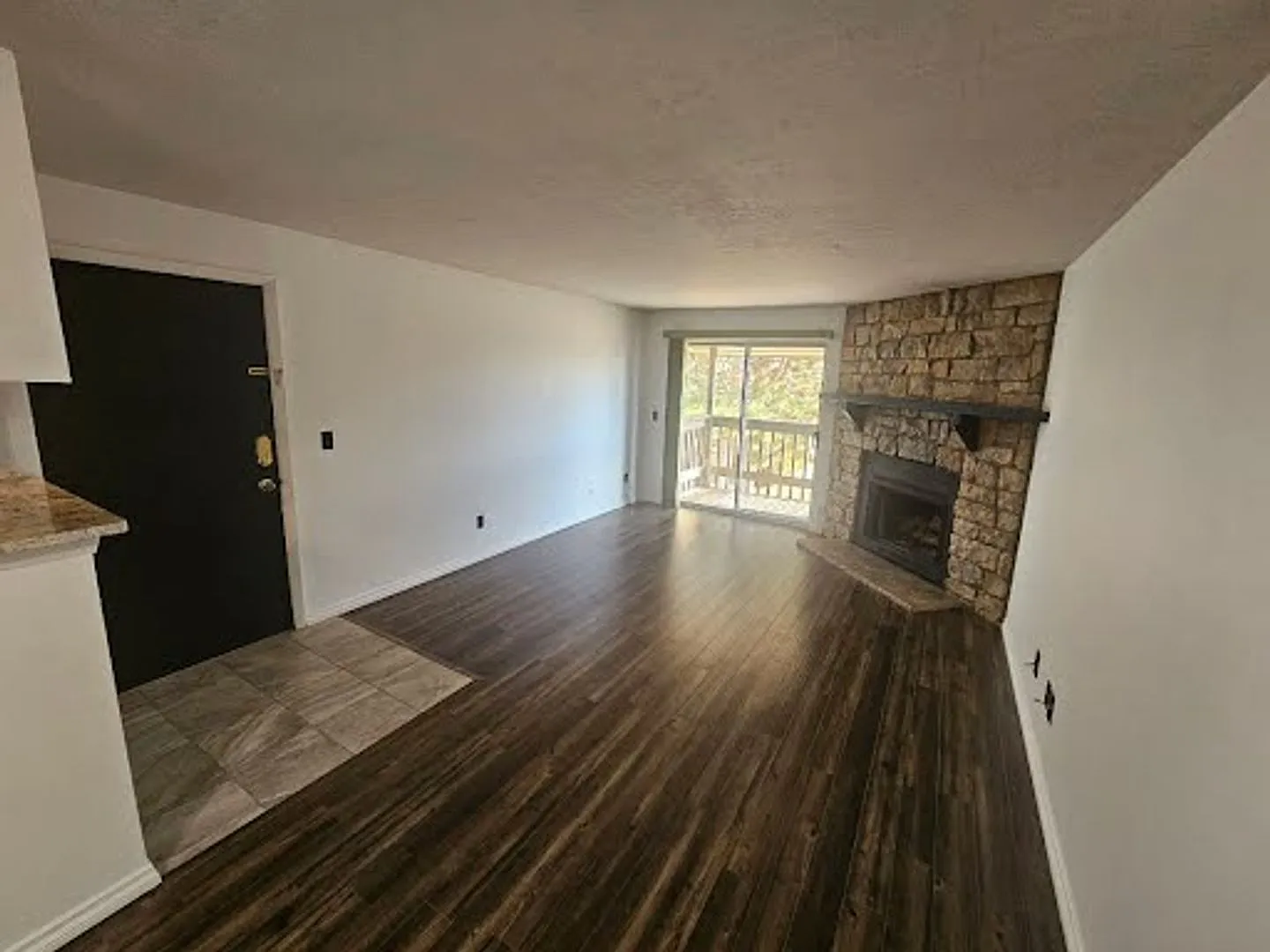 Bright Top-Floor Corner Condo on Powerline Trail 1 Bed / 1 Bath — Photo 3