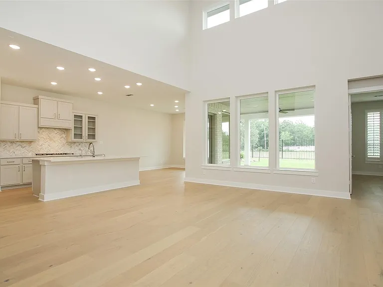 8018 Hingham Ln — Photo 12