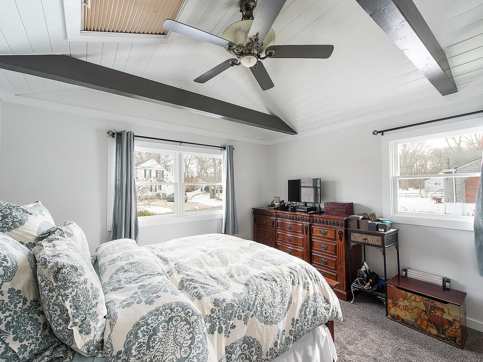 Charming Cedar Ranch — Photo 4