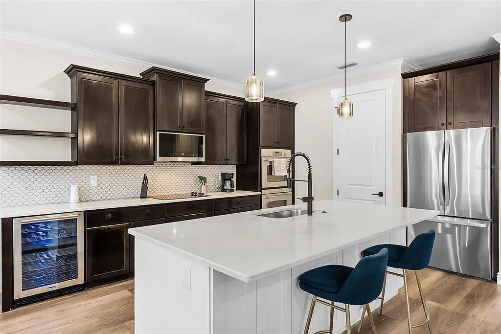 5 bed, 3.0 bath, 2472 sqft, $8,000 — Photo 2