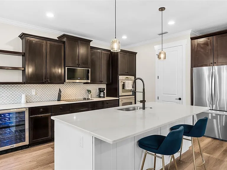 2915 W Bay View Ave — Photo 2