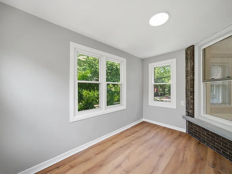 1915 W Lunt Ave #2 — Photo 20