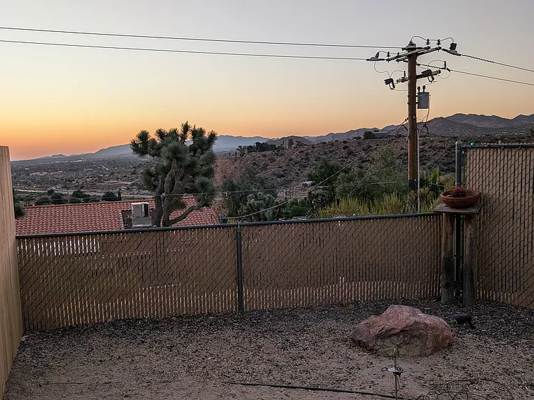 Shafter Ave — Photo 15