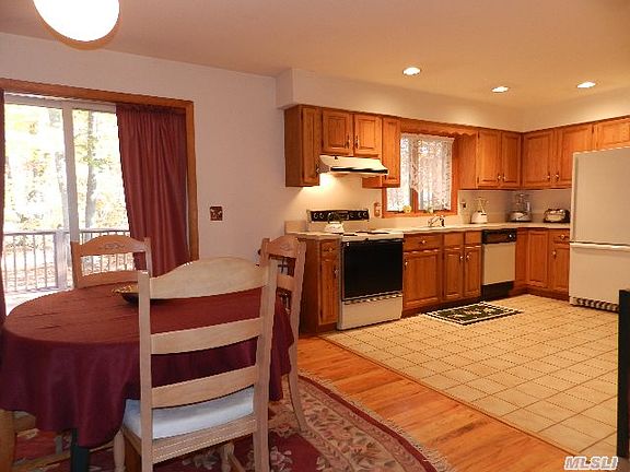 4th image of 28 Ida Ln