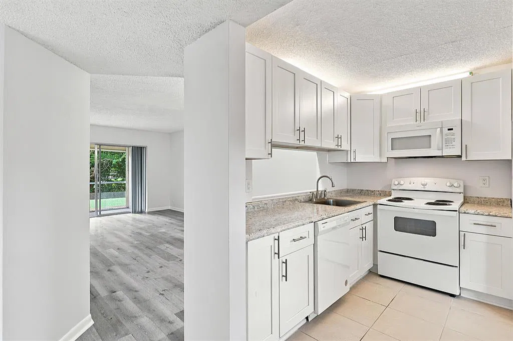 2 bed, 805 sqft, $2,200 — Photo 1