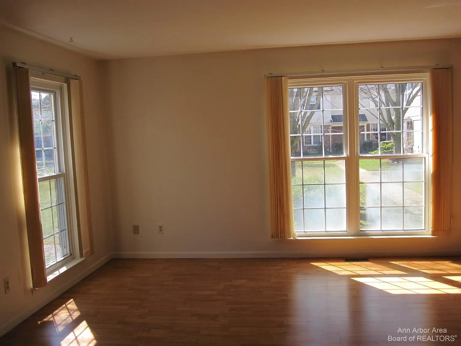 3 bed, 2.5 bath, 1280 sqft, $2,100 — Photo 3
