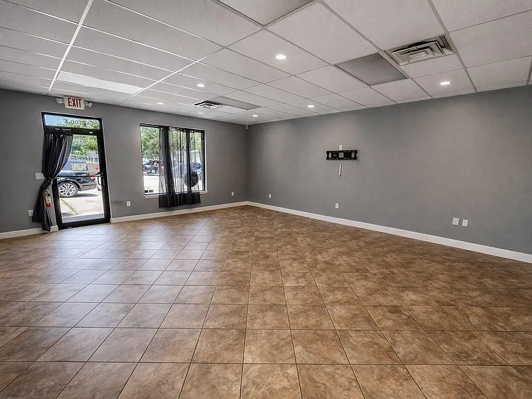 2100 Sam Houston Ave #E — Photo 2