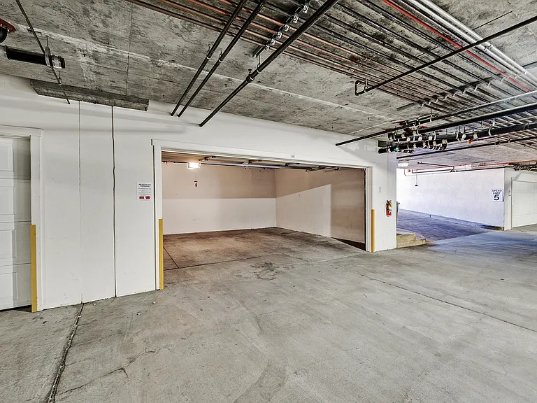 1083 Hyde St — Photo 29
