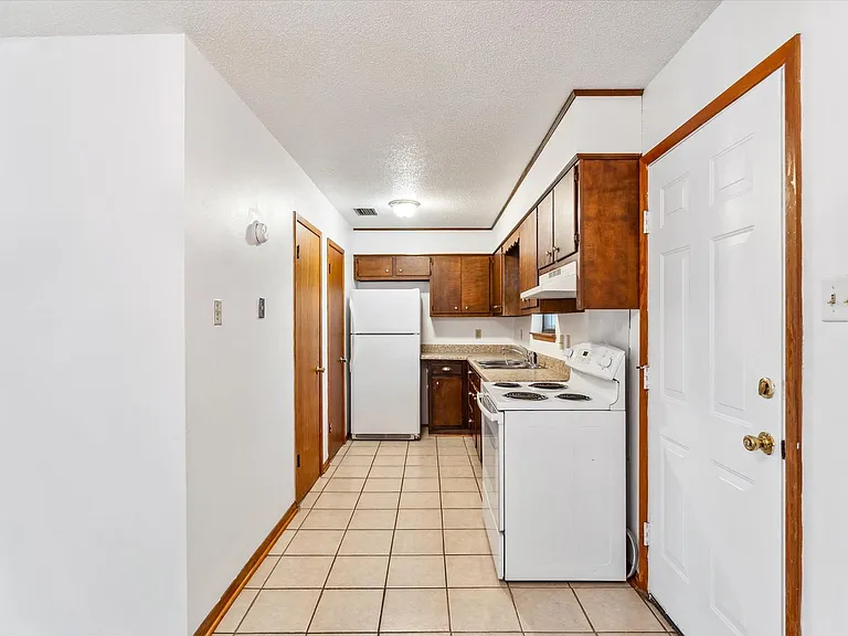 504 Farnell Ln — Photo 5