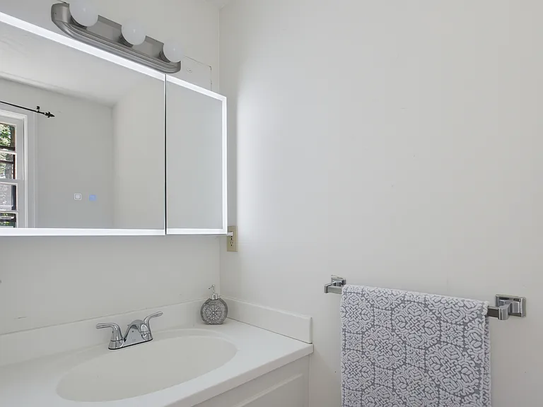 37 Woodbury Rd — Photo 11