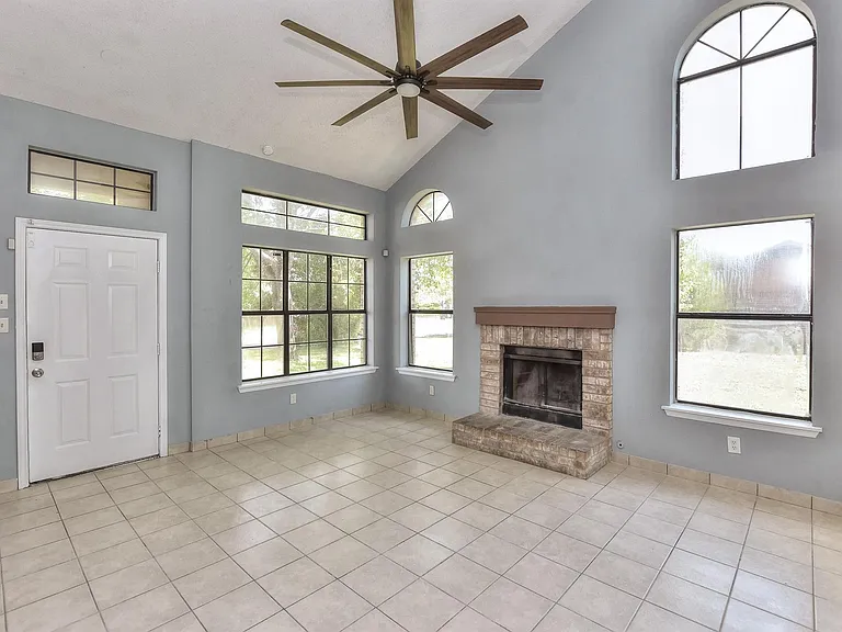1202 Southwalk St — Photo 6