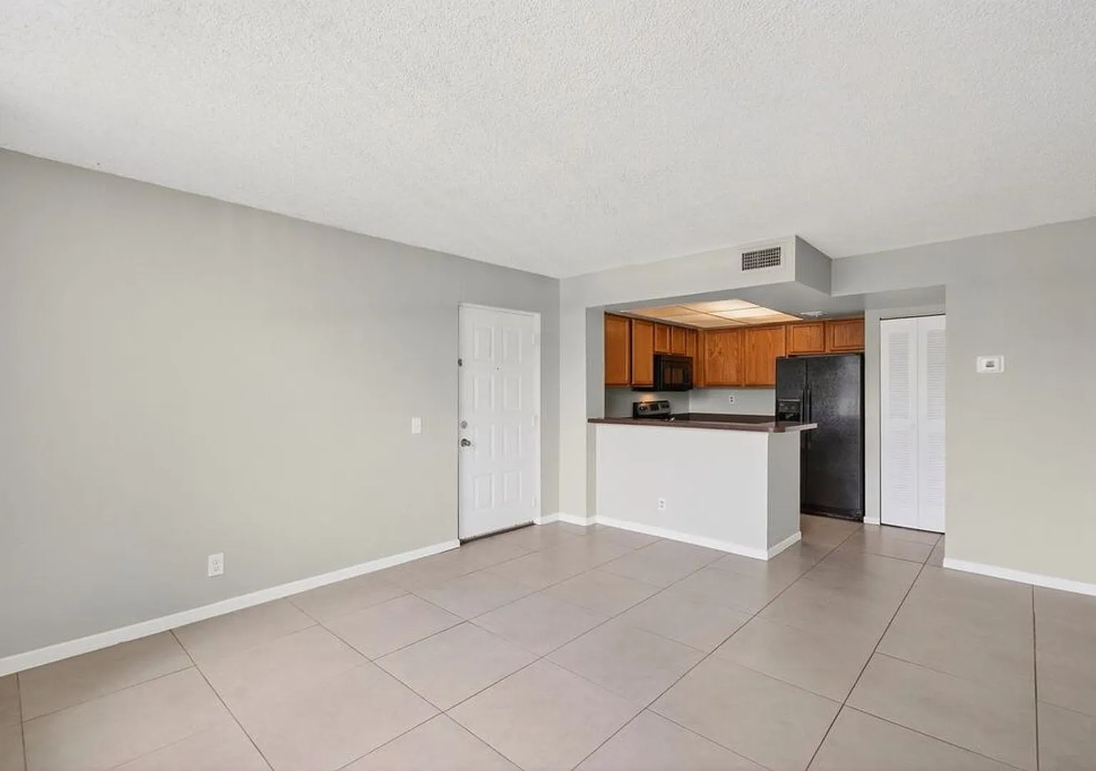 One Bedroom One Bathroom! Waterfront Community! — Photo 2