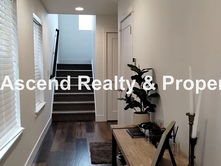958 SW Adrian Ter — Photo 2