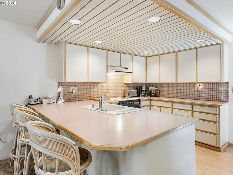 5077 SW Dawn St — Photo 2