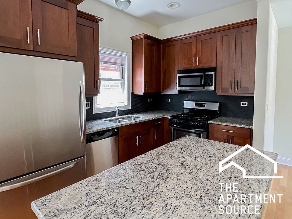 1st image of 2324 N Greenview Ave #3