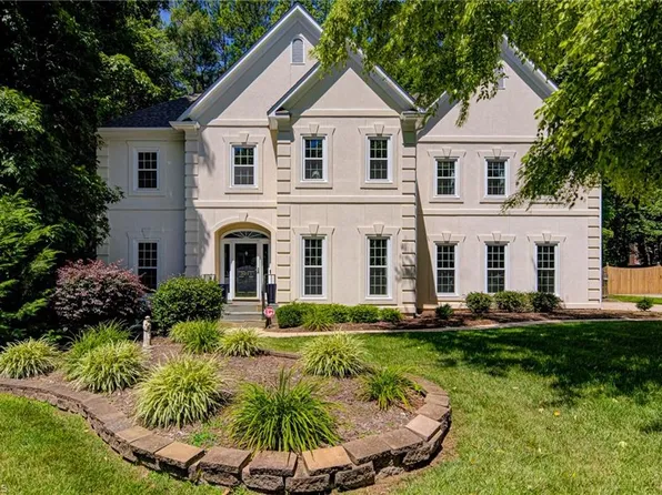 3011 Lodge Dr, Jamestown, NC 27282