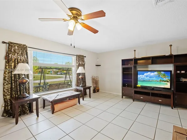 8900 NW 70th Ct, Tamarac, FL 33321