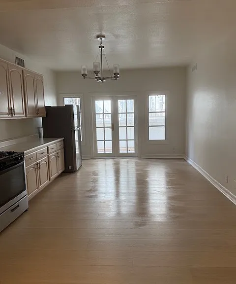 2618 N Vermont Ave — Photo 2