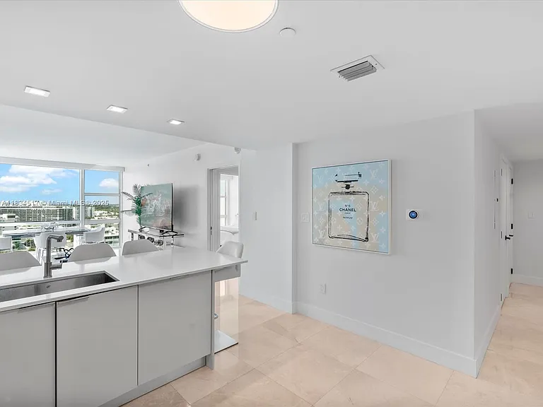6801 Collins Ave #1402 — Photo 10