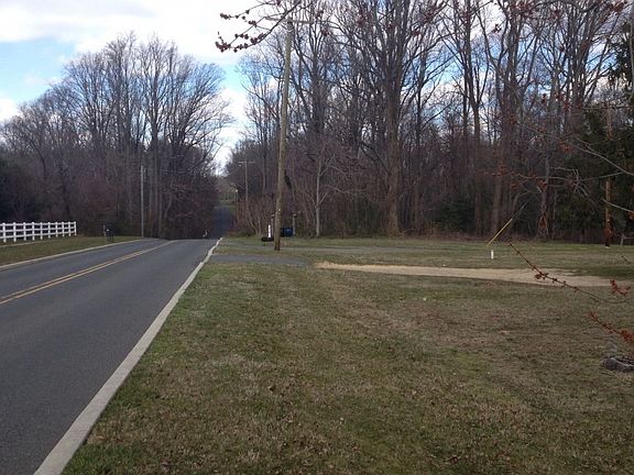 4th image of 814 Jackson Rd