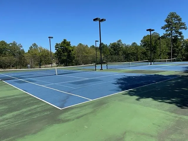 5 Tennis courts with lights to play when dark
